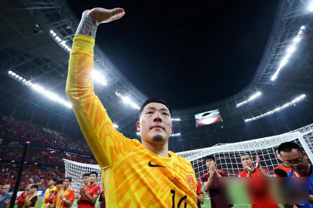 国足赛后中场拍摄全家福，王大雷居C位，全员面带微笑的简单介绍